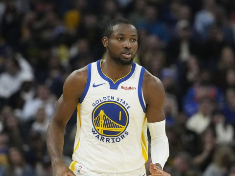 勇士记者：库明加在离开更衣室时明显一瘸一拐，并拒绝接受媒体采访的请求