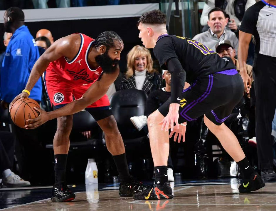 快船抵挡湖人26分大逆转！小卡重返赛场哈登贡献18+10助力7人得分上双詹姆斯与戴维斯合砍55分16篮板