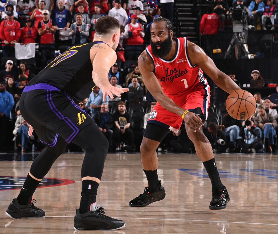 快船抵挡湖人26分大逆转！小卡重返赛场哈登贡献18+10助力7人得分上双詹姆斯与戴维斯合砍55分16篮板