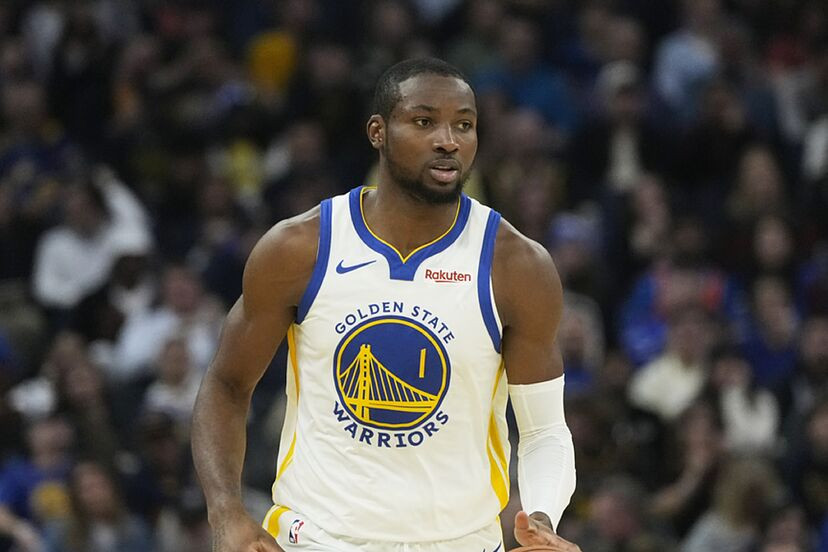 库明加：膝盖的不适感比受伤的脚踝更加明显，明天将决定是否接受核磁共振检查