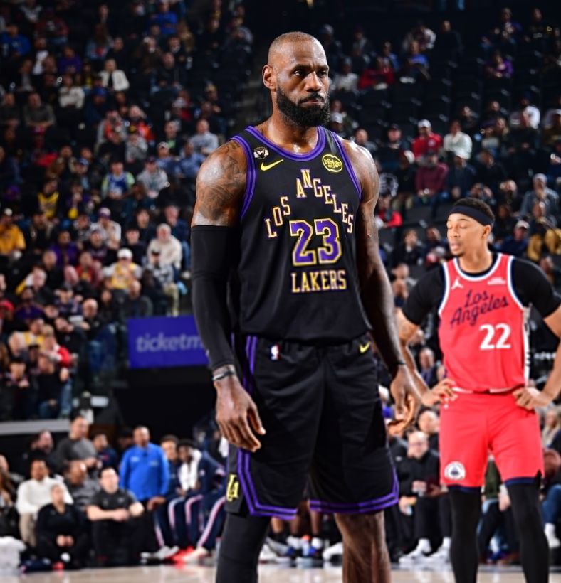 詹姆斯41岁终结历史纪录再创佳绩！末节引领两轮攻防风暴收获23+6+5