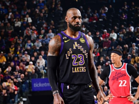 詹姆斯41岁终结历史纪录再创佳绩！末节引领两轮攻防风暴收获23+6+5