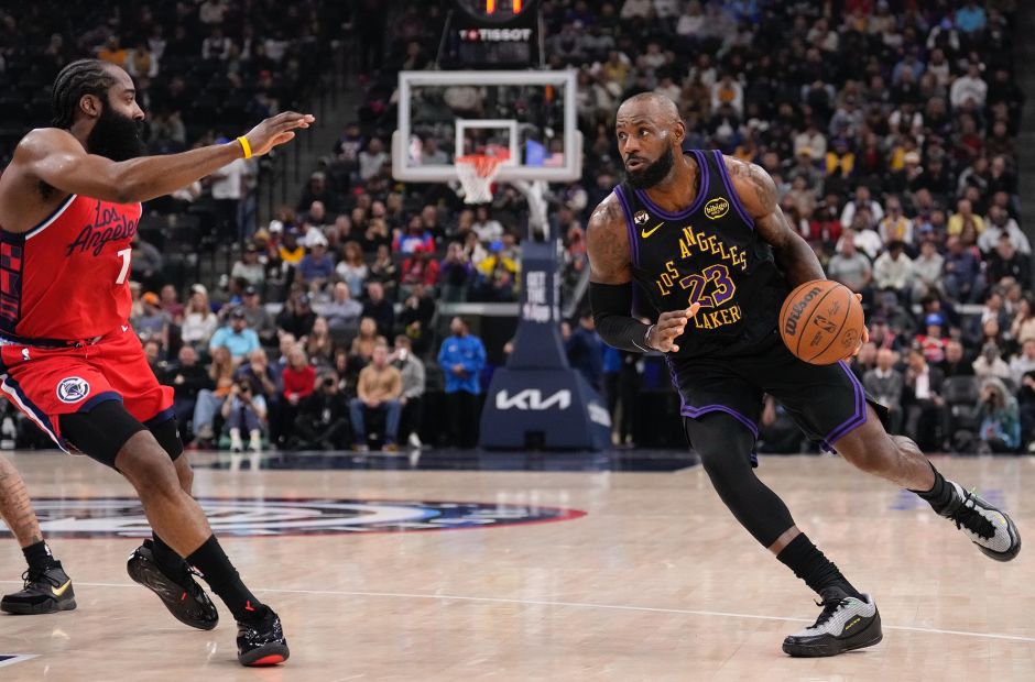 詹姆斯41岁终结历史纪录再创佳绩！末节引领两轮攻防风暴收获23+6+5