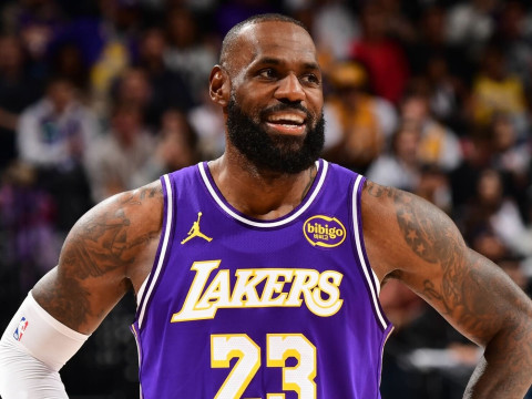 詹姆斯对ESPN报道做出回应：那些事情对我毫无影响 我和珍妮之间一直保持互相尊重