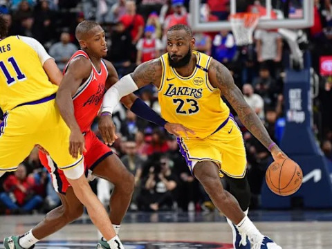 湖人队在本赛季前期展现出强劲的15胜4负佳绩，但随后表现下滑，仅获得11胜13负的战绩