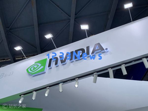  英伟达年收入增至2160亿美元，黄仁勋称智能体AI已达转折点